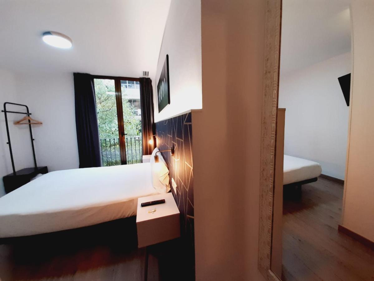Hostal Laia By Gaiarooms Barcelona Exteriör bild