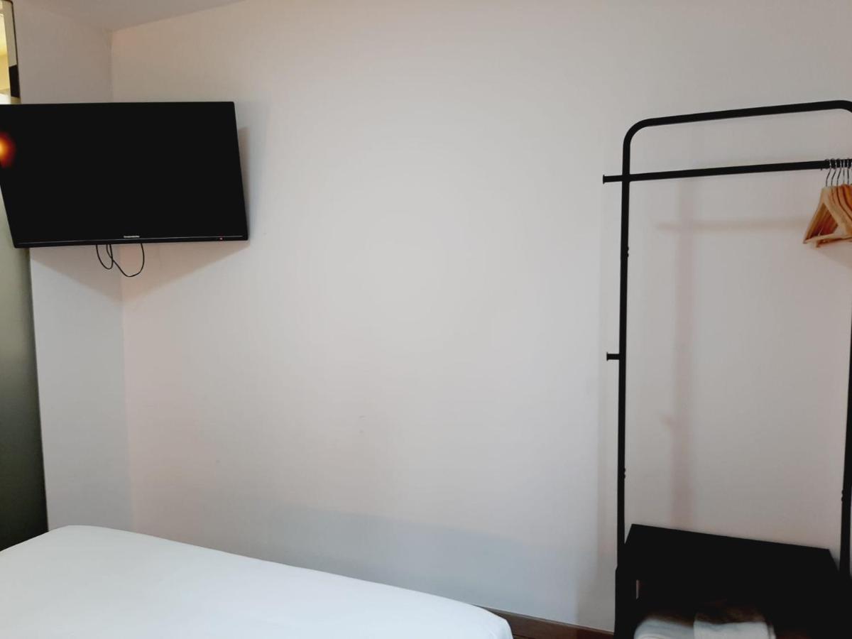 Hostal Laia By Gaiarooms Barcelona Exteriör bild