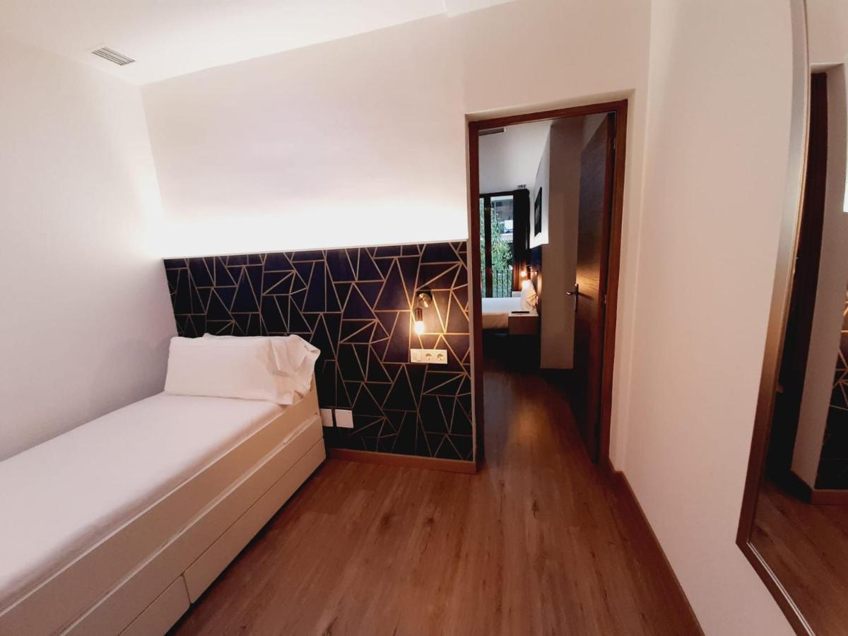 Hostal Laia By Gaiarooms Barcelona Exteriör bild