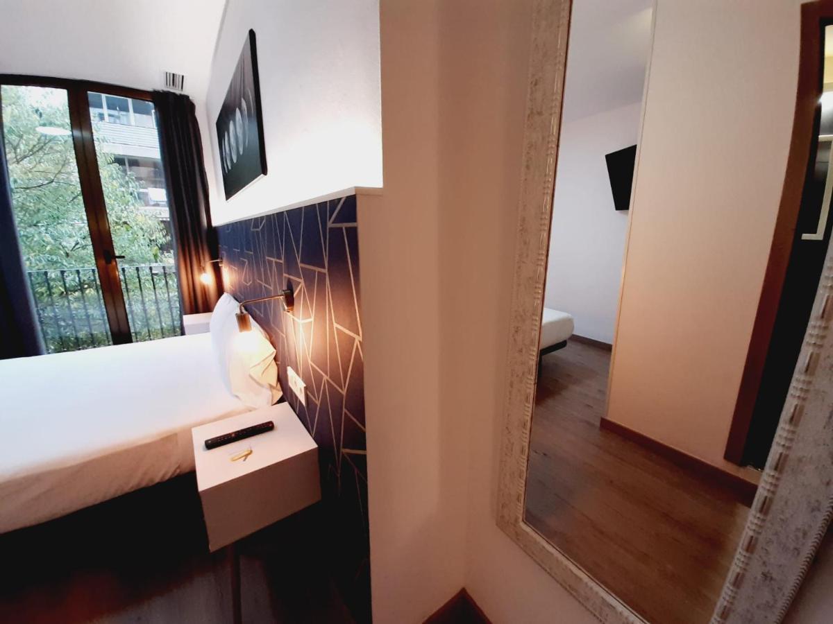 Hostal Laia By Gaiarooms Barcelona Exteriör bild