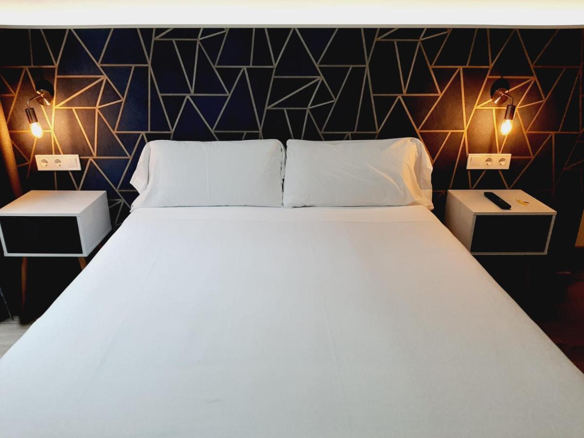 Hostal Laia By Gaiarooms Barcelona Exteriör bild
