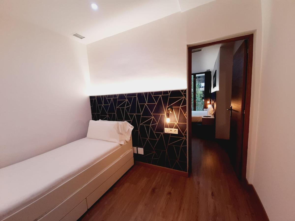 Hostal Laia By Gaiarooms Barcelona Exteriör bild